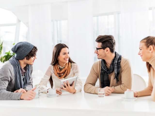 Basiskompetenztraining Englisch für Lehrlinge - Lehrlinge sprechen miteinander